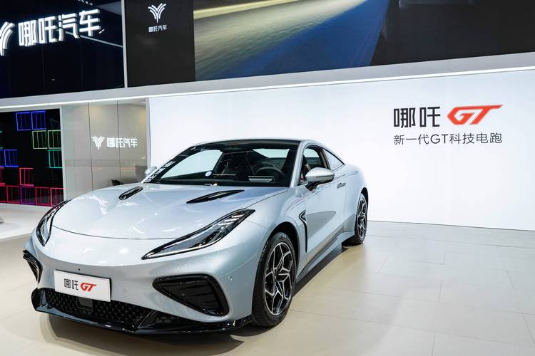 深圳196哪吒汽车在智能汽车领域的表现，领途汽车在新能源汽车市场中的影响力